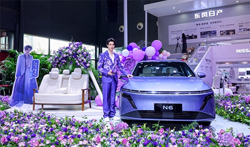 “古装男神”方逸伦亲临现场 东风日产N6首批车主长沙交付